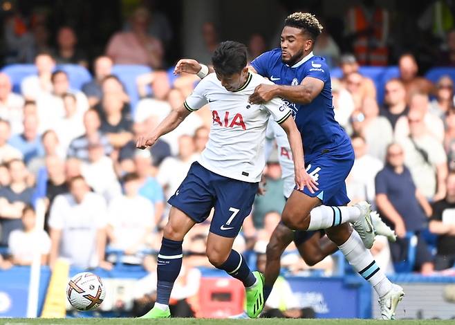토트넘 손흥민(왼쪽)이 15일 영국 런던 스탬퍼드 브리지에서 열린 첼시와의 2022~2023 잉글랜드 프리미어리그 2라운드 경기에서 상대 선수와 공을 다투고 있다. 런던 | EPA연합뉴스