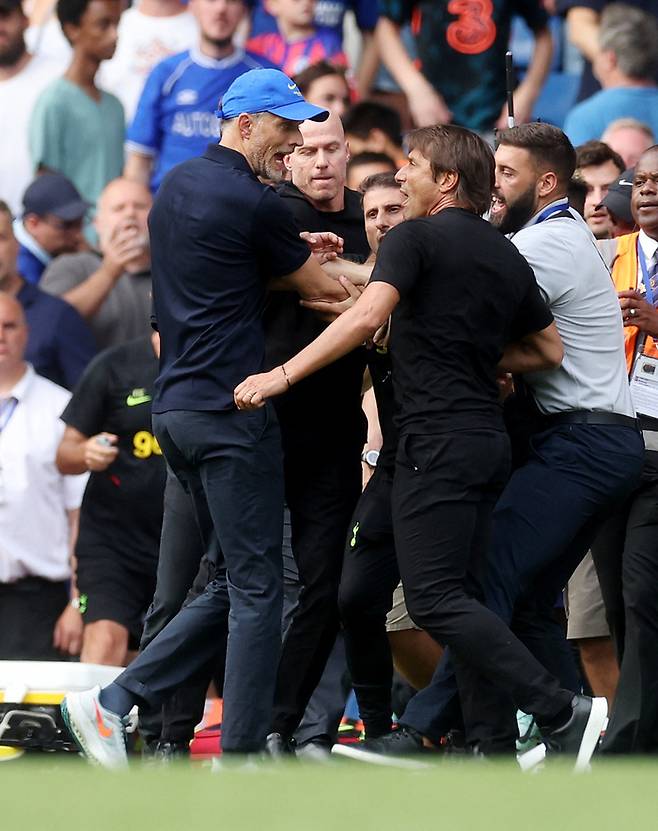 첼시 토마스 투헬 감독과 토트넘 안토니오 콘테 감독이 15일 경기를 마친 뒤 악수하는 도중 서로 충돌하자 주위에서 말리고 있다. 런던 | 로이터연합뉴스