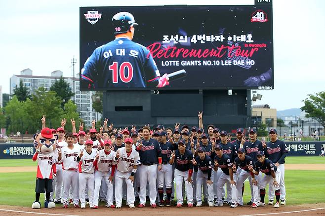 롯데 이대호(가운데)와 롯데, KIA 양팀 선수들이 13일 광주구장에서 기념사진을 찍고 있다. KIA 타이거즈 제공