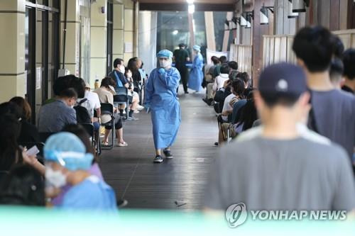 검사 순서 기다리는 시민들 [연합뉴스 자료사진]