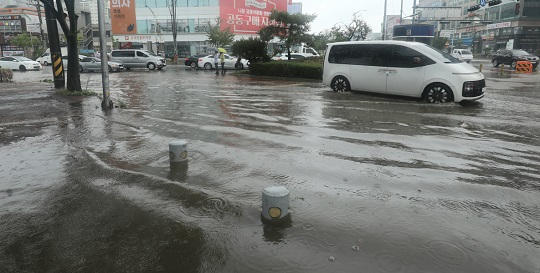 지난 11일 전북 군산시 남북로사거리가 빗물에 잠겨 있다. 사진=뉴스1