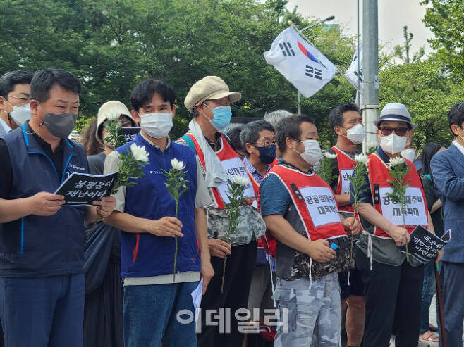 168개 단체가 모인 재난불평등추모행동이 16일 서울 용산구 대통령 집무실 앞에서 ‘폭우참사 희생 취약계층 추모 주간 선포’ 기자회견을 하고 있다.(사진=이용성 기자)