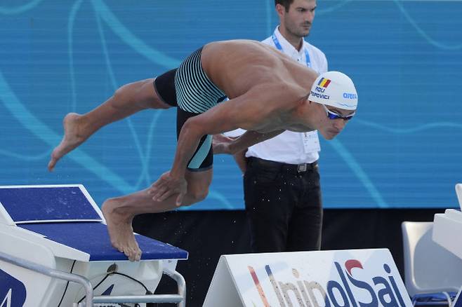 다비드 포포비치가 16일(한국시간) 이탈리아 로마의 포로 이탈리코에서 열린 2022 유럽수영선수권대회 남자 자유형 200m 결승에서 레이스를 출발하고 있다.(사진=AP Photo)