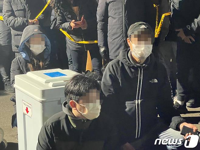 지난3월 10일 새벽 부평구 삼산체육관에서 개표 예정이었던 제20대 대통령 선거 투표함 1개에 대해 유튜브 채널 '가로세로 연구소(가세연)' 등 보수 유튜버들이 '부정선거'를 주장하며 반입을 막으면서 개표에 차질을 빚고 있다./뉴스1 ⓒ News1
