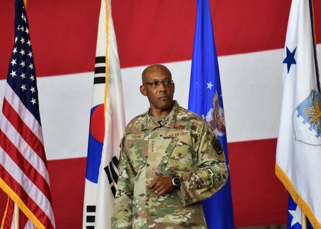 찰브 브라운 미 공군참모총장이 지난 12일 전북 군산 미 공군기지에서 부대원들에게 국방전략과 공군 교리에 대해 강의하고 있다.(미 국방부) ⓒ 뉴스1