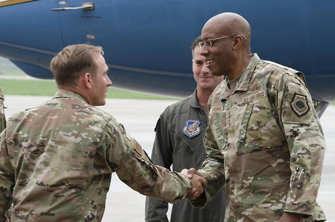 찰스 브라운 미 공군참모총장(오른쪽)이 지난 12일 경기도 평택 소재 주한 미 공군 오산기지에 도착하고 있다. (미 국방부) ⓒ 뉴스1