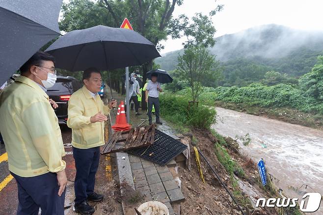 수원시 상광교동 비 피해 현장을 점검하고 있는 이재준 수원시장.(수원시 제공)