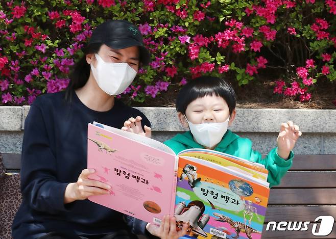 대전 중구 한밭도서관에서 한 아이가 엄마와 함께 책을 읽고 있다. 2020.4.28/뉴스1 ⓒ News1 김기태 기자