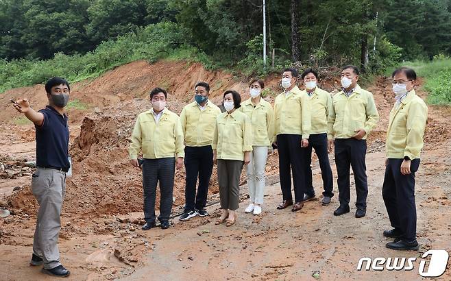 계룡시의회 의원들이 16일 수해 현장을 방문, 관계자로부터 피해 상황을 듣고 있다. (계룡시의회 제공)