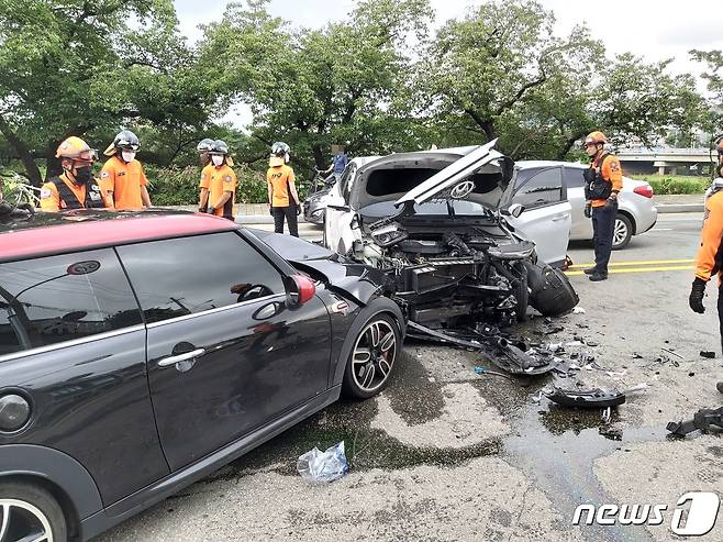 16일 오전 10시28분쯤 충북 청주시 상당구 한 왕복 4차로 도로에서 소형 SUV와 승용차가 충돌, 운전자 2명이 다쳤다.(청주 동부소방서 제공).2022.8.16/