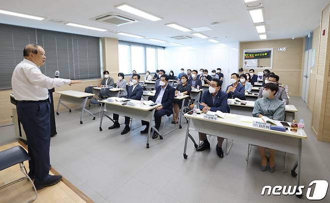 스피치 교육받는 홍성군의회 의원들(홍성군 의회 제공)ⓒ 뉴스1