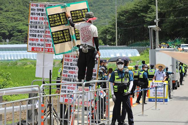 지난 7월17일 경남 양산 하북면 평산마을 문재인 전 대통령 사저앞에서 열린 문 전 대통령 규탄 집회(왼쪽)와 평산마을 일상회복 기원집회(오른쪽)가 동시에 진행되고 있다. /뉴스1