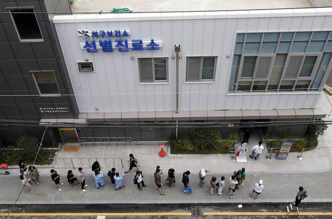 16일 오후 광주 북구 상시 선별진료소가 PCR 검사를 받으려는 시민들로 북적이고 있다. /광주 북구청 제공
