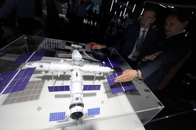 아미-2022 포럼에 참여한 관계자들이 전시된 러시아의 새 우주정거장 모형을 둘러보고 있다. TASS/연합뉴스 제공