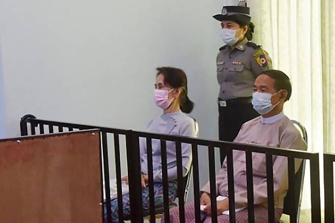아웅산 수치 미얀마 국가고문(왼쪽)이 지난 5월 네피도 특별 법정에서 지난 5월 윈민 대통령(오른쪽)과 함께 재판을 받고 있는 모습을 미얀마 군사정권이 공개했다. AFP 연합뉴스