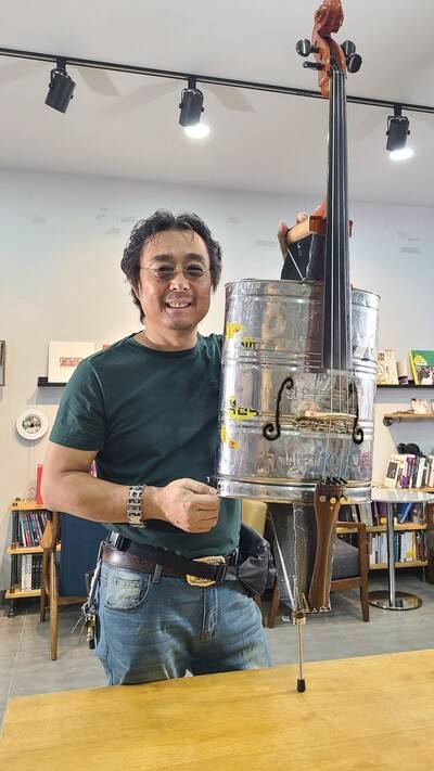 농약 분무기통을 활용해 첼로를 만든 고근호 작가. 유니크 첼로 콰르텟 제공