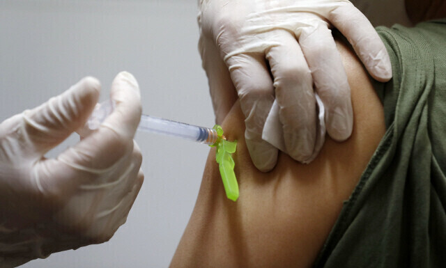 의료기관을 찾은 한 시민이 코로나19 백신을 맞고 있다. <한겨레> 자료사진