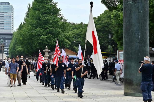 일본 우익 단체가 15일 도쿄 야스쿠니 신사 입구에 모여 참배 행사를 하고 있다. 도쿄=AFP 연합뉴스