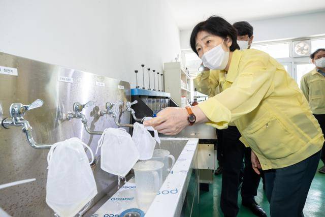 한화진 환경부 장관이 지난달 15일 오전 경기도 수원 장안구 광교정수장에서 수원의 수돗물 유충 발생 현장 대응상황을 점검하고 있다. 최근 전국 곳곳 정수장에서 발견되는 유충 발생 문제를 해결하기 위한 방문이다. 환경부 제공