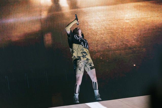 미국 팝스타 빌리 아일리시가 15일 서울 구로구 고척스카이돔에서 열린 '현대카드 슈퍼콘서트 26 빌리 아일리시' 무대에서 공연하고 있다. 현대카드 제공