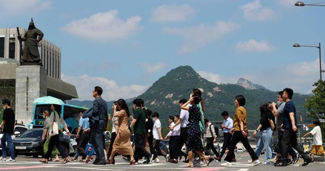 맑은 날씨를 보인 16일 오후 서울 종로구 광화문네거리에서 시민들이 이동하고 있다. 뉴시스
