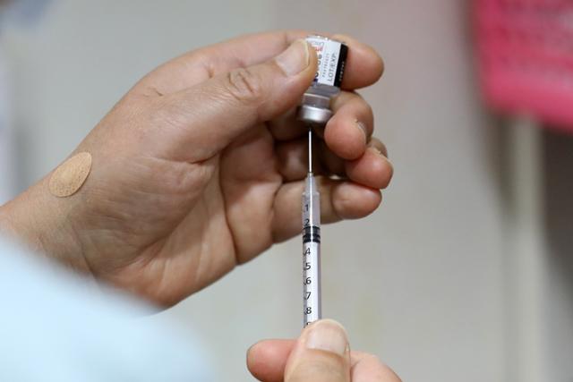 2일 오전 서울 시내 한 동네 병·의원에서 의료진이 코로나19 화이자 백신을 준비하고 있다. 뉴시스
