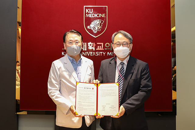고려대의료원 김영훈 의무부총장(왼쪽)과 국립중앙의료원 주영수 의료원장이 협약서에 서명 후 기념촬영을 하고있다./사진=고려대의료원