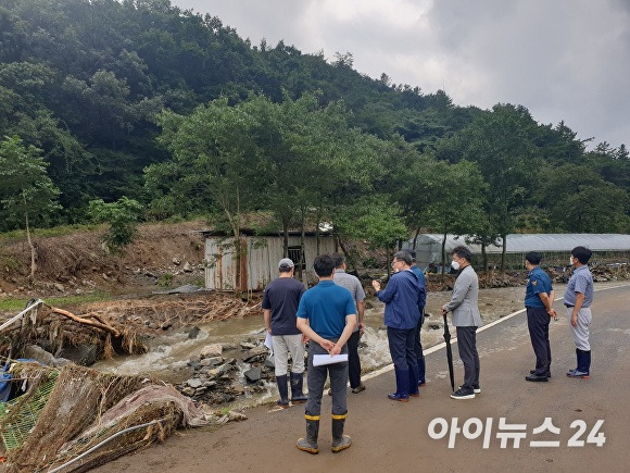 경찰이 16일 부여 은산면 나령리 하천 일대에서 실종자를 수색하고 있다. [사진=충남경찰청 제공]