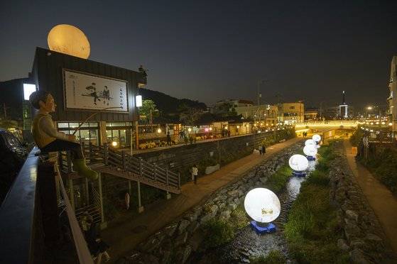 공주 문화재 야행의 중심 무대인 제민천. 화려한 조명으로 낭만적인 분위기를 연출한다. 사진 공주시