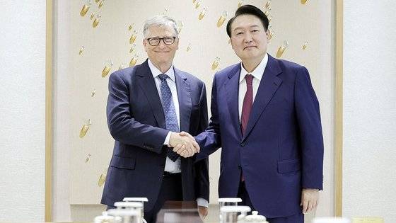 윤석열 대통령이 16일 오후 서울 용산 대통령실 청사에서 마이크로소프트(MS) 창업자인 빌 게이츠 '빌&멜린다 게이츠 재단' 이사장을 접견했다. 사진은 게이츠 이사장과 기념촬영하는 모습. 대통령실사진기자단