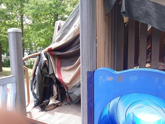 지난 14일 한 온라인 커뮤니티에는 '텐트 건조충'이라는 글과 함께 놀이터 미끄럼틀 등에 텐트를 널어 말리는 모습이 담긴 사진이 여러 장 올라왔다. 사진 보배드림 캡처
