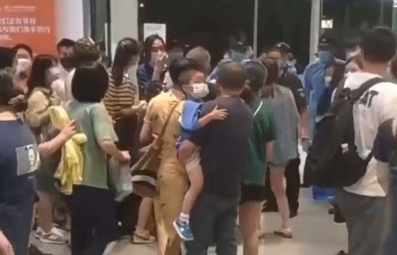 지난 13일(현지 시간) 중국 상하이 쉬후이 구역에 있는 이케아 매장이 코로나19로 긴급 봉쇄되면서 주말 쇼핑객들이 안에 갇혀 있다. 사진 웨이보 캡처