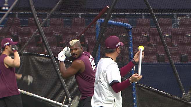 강병식 타격 코치의 맞춤 훈련.