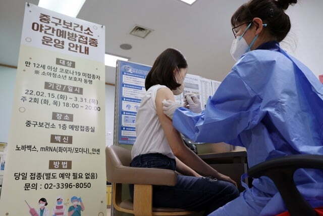 지난 2월 서울 중구보건소에서 한 여성이 코로나19 백신 예방접종을 하고 있다. /사진=연합뉴스