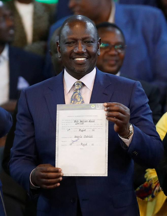 케냐의 윌리엄 루토 부통령이 15일(현지시간) 케냐 나이로비에 있는 선거관리위원회 국가 집계 센터에서 대통령 당선인으로 선언된 뒤 관련 문서를 들어보이고 있다. 나이로비|로이터연합뉴스