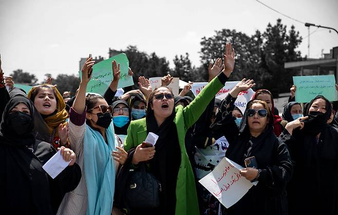 아프가니스탄의 수도 카불에서 13일(현지시간) 여성들이 “빵, 일, 자유”를 외치며 여성인권을 요구하는 시위를 하고 있다. 게티이미지