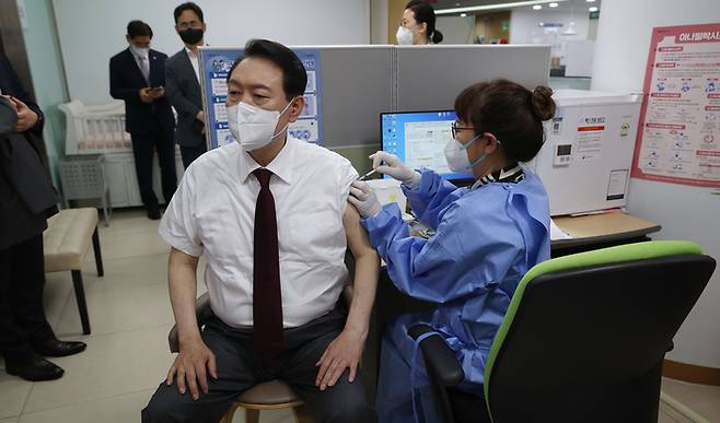 윤석열 대통령이 지난 7월13일 서울 중구보건소에서 코로나19 백신 접종을 받고 있다. 연합뉴스