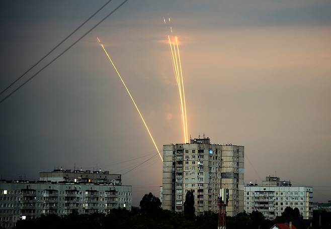 지난 15일(현지시간) 러시아 벨고로드에서 쏜 러시아군의 로켓이 우크라이나 북동부 하르키우 쪽을 향해 날아오고 있다. AP연합뉴스