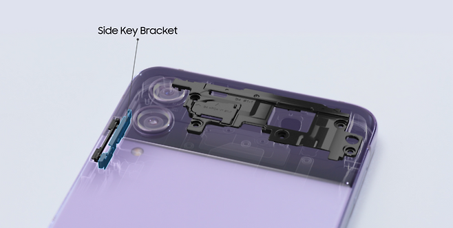 갤럭시Z플립4의 측면 버튼에는 재활용 플라스틱으로 만든 지지대(사이드키 브래킷)가 사용됐다. 삼성전자 제공.