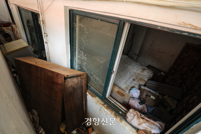 지난 11일 서울 관악구 침수 피해를 입은 반지하 주택 모습. 지난 8일 집중호우로 이 주택에서 발달장애 가족 3명이 사망했다. /성동훈 기자