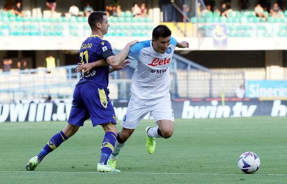 Napoli's Kim Min-jae, right, and Hellas Verona's Kevin Lasagna in action during an Italian Serie A match in Verona, Italy, on Monday.  [EPA/YONHAP]