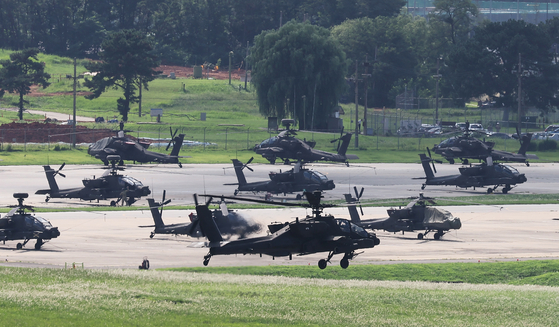 Apache helicopters take off from the U.S. Army base Camp Humphreys in Pyeongtaek on Tuesday, the first day of preliminary drills for the combined South Korea-U.S. military exercises, which take place next week. [YONHAP]