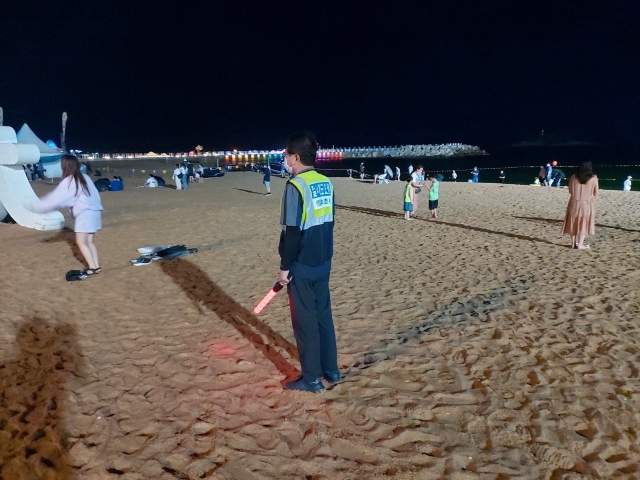 속초시 질서계도요원이 속초해변에서 폭죽놀이 금지 계도활동을 벌이고 있다. 속초시 제공