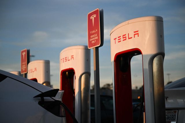 미국 전기차 브랜드 테슬라 차량이 지난 9일(현지시간) 캘리포니아주 호손의 전용 충전소 슈퍼차저에서 전기를 충전하고 있다. AFP연합뉴스