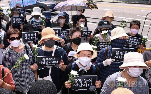 16일 서울 용산구 대통령실 앞에서 전국장애인차별철폐연대를 비롯한 시민단체들이 폭우참사로 희생된 주거취약계층·발달장애인·빈곤층·노동자 추모주간 선포 기자회견을 하고 있다.