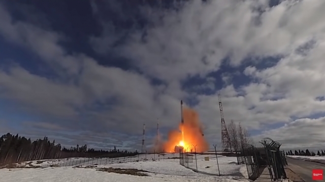 러시아가 지난 4월 새로 개발한 ICBM 사르마트를 시험 발사하고 있다. 블룸버그 유튜브 채널.