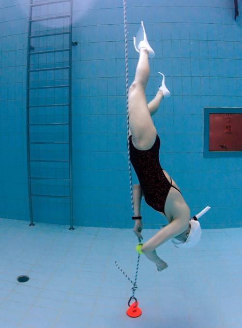 직장인 김기혜씨가 경기도 일산에 위치한 메르 프리다이빙센터 5m 잠수풀에서 물 위에 떠 있는 부이와 연결된 로프를 잡고 수심을 오르내리는 프리이머전(FIM)을 연습하고 있다.