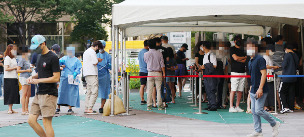 16일 오전 서울 송파구보건소에 마련된 코로나19 선별진료소를 찾은 시민들이 검사를 기다리고 있다. [사진 출처 = 연합뉴스]