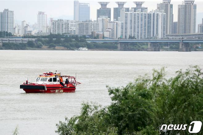 지난 15일 오후 서울 강남구 압구정동 한강 둔치에서 20대 남성이 실종돼 소방대원들이 수색 및 조사를 진행하고 있다. /사진=뉴스1