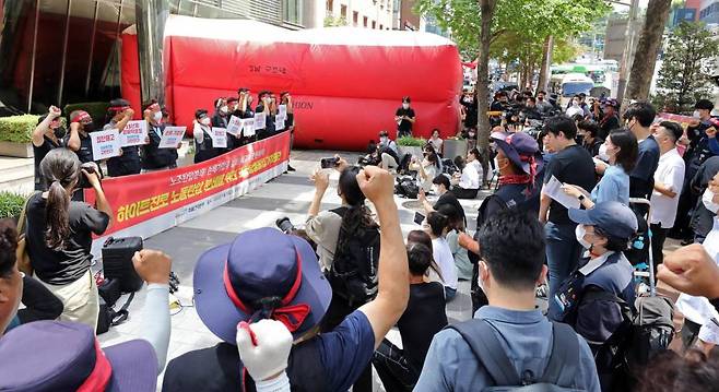 전국민주노동조합총연맹 공공운수노조 화물연대 조합원들이 16일 오후 서울 강남구 하이트진로 본사에서 '하이트진로 노동탑압 분쇄를 위한 고공농성돌입 기자회견을 하고 있다. 화물연대는 이날 오전부터 하이트진로 본사 옥상과 로비에서 점거 농성을 하고 있다. /사진= 뉴시스